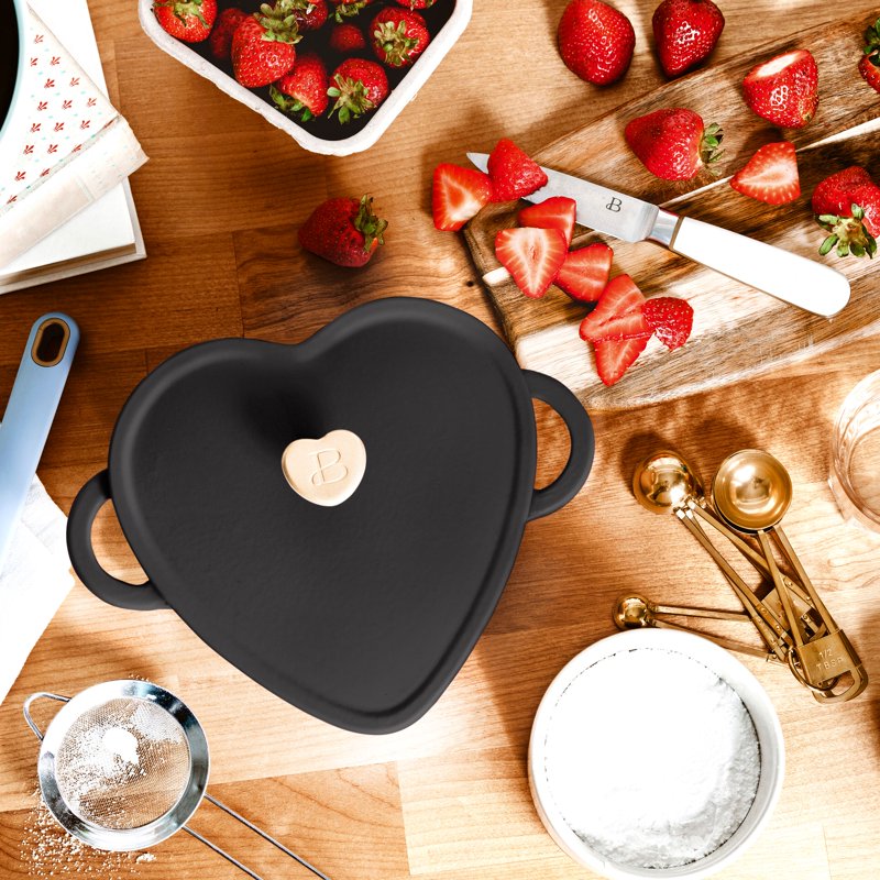 2QT Cast Iron Heart Dutch Oven - Black Sesame