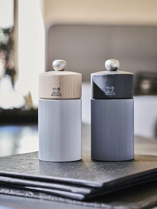 PEUGEOT- Line Pepper Mill - Classic Grind Adjustment - Aluminum and PEFC Certified Wood-Made in France - Carbon Color. 12 cm -4.75"