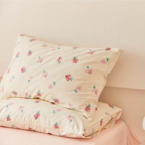 Bildenly Strawberry Comforter Set Twin Size 2 Pieces Red Strawberry Printed on Cream White Bedding Set Twin Bed in a Bag with Strawberries Comforter and 1 Pillowcase for Girls Kids