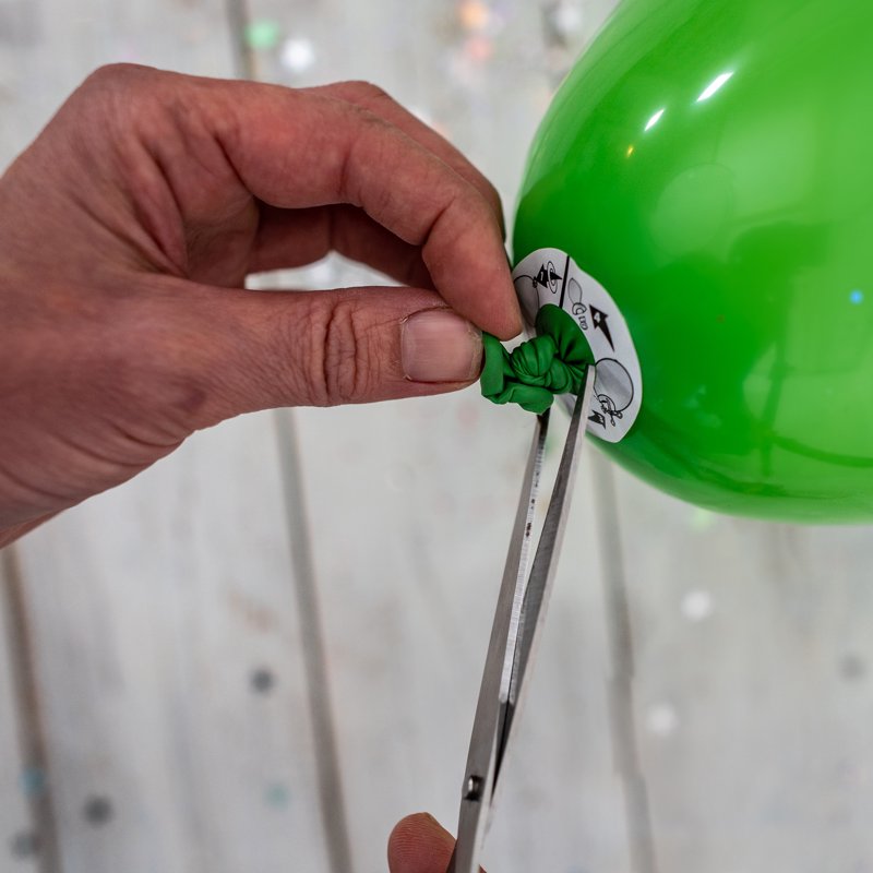 Illooms LED Light-Up Latex Alien Balloons - Green, 5 Pack - Space Party Decorations