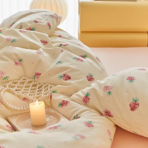 Bildenly Strawberry Comforter Set Twin Size 2 Pieces Red Strawberry Printed on Cream White Bedding Set Twin Bed in a Bag with Strawberries Comforter and 1 Pillowcase for Girls Kids