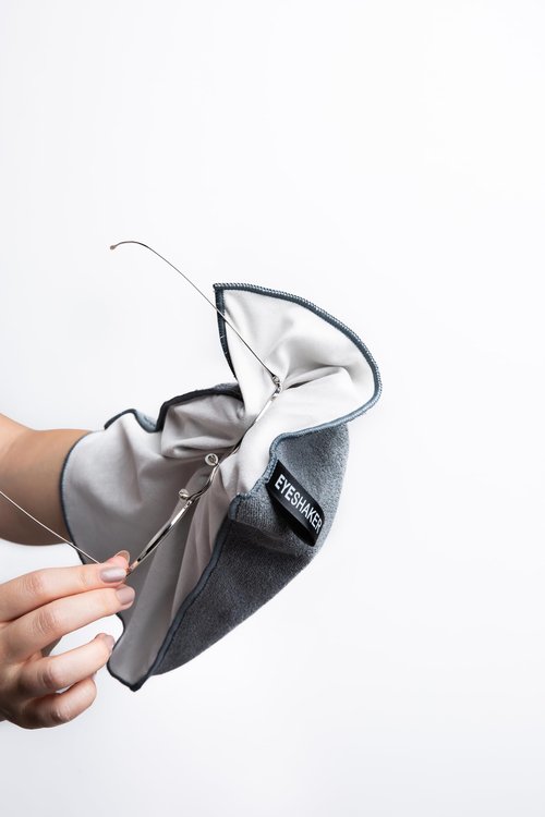 Glasses Cleaning Cloth (30 x 20 cm) - Microfiber Cloth for Cleaning Your Glasses, The Display of Your Cell Phone and Laptop as Well as The Lens of Your Camera from EYESHAKER®