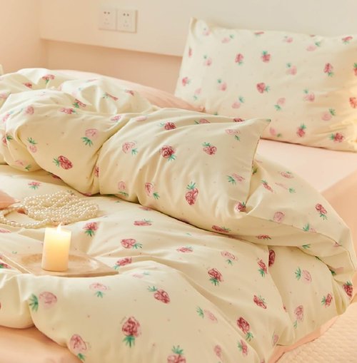 Bildenly Strawberry Comforter Set Twin Size 2 Pieces Red Strawberry Printed on Cream White Bedding Set Twin Bed in a Bag with Strawberries Comforter and 1 Pillowcase for Girls Kids