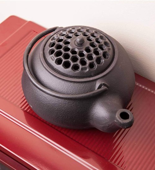 Plow & Hearth Honeycomb Wood Stove Steamer Kettle | Cast Iron Fireplace Humidifier | Matte Black | Rust Resistant | Decorative Functional Alternative to Electric Humidifiers | 3 QT Capacity