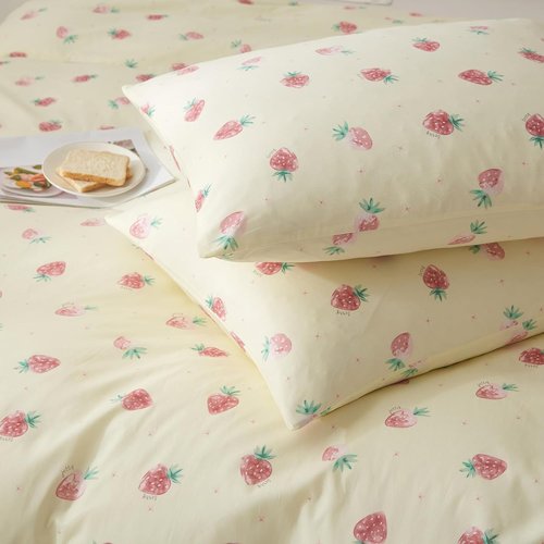 HighBuy Queen Comforter Set for Girls Kids Strawberry Bedding Sets Beige Kawaii Comforter Bed Set for Teens Boys,3 Piece Bedding Comforter Set,1 Queen Comforter,2 Pillowcases