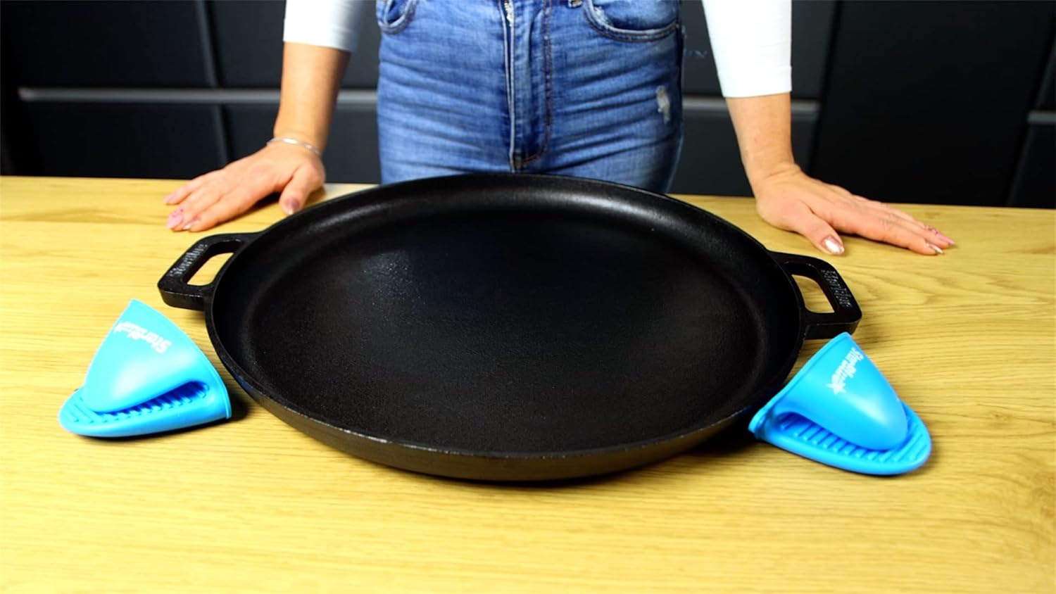 StarBlue 16-Inch Cast Iron Pizza Pan - Pre-Seasoned Griddle with Free Silicone Handles & Recipe Ebook | Perfect for Baking, BBQ, and Stovetop Cooking
