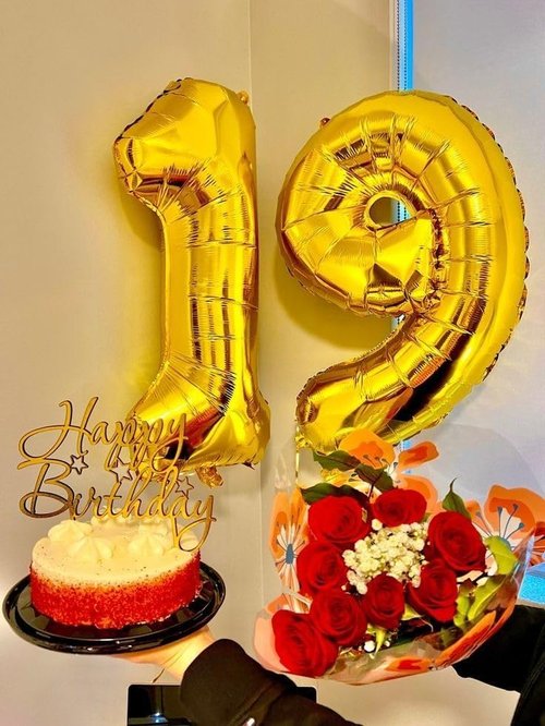 Gold Number Balloon by [Brand Name] - 40 Inch Foil Decoration for 18th Birthday & Wedding Celebrations