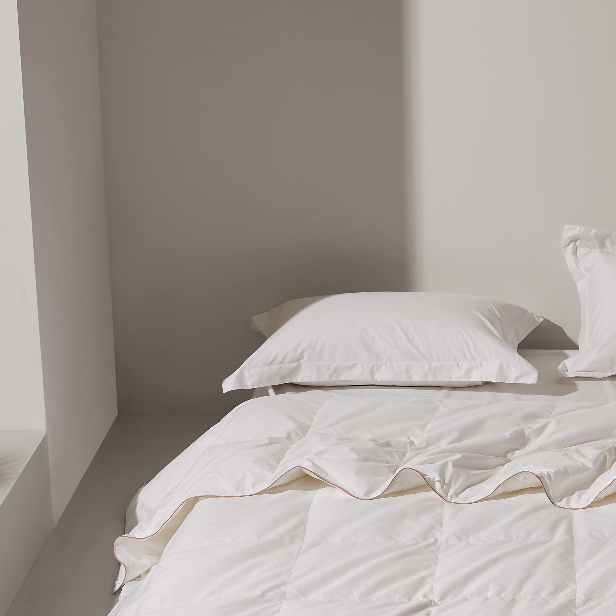zzlamb Extra Lightweight White Down Feather Comforter, Breathable Blanket for Hot Sleeper Summer Weight, Cotton-Blended Shell Down-Proof Duvet Insert with Corner Tabs for King Bed 106''x90'', White