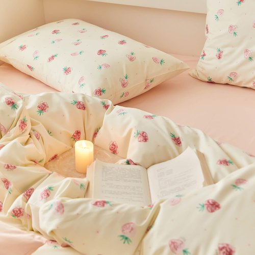 Bildenly Strawberry Comforter Set Twin Size 2 Pieces Red Strawberry Printed on Cream White Bedding Set Twin Bed in a Bag with Strawberries Comforter and 1 Pillowcase for Girls Kids
