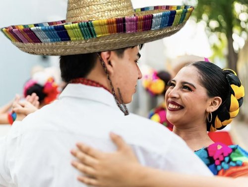 GiftExpress Straw Sombrero Hat 19" Wide, Adult Unisex Mexican-Style Fiesta Hat with Serape Band & Adjustable Chin Strap for Cinco de Mayo, Halloween & Party Costumes