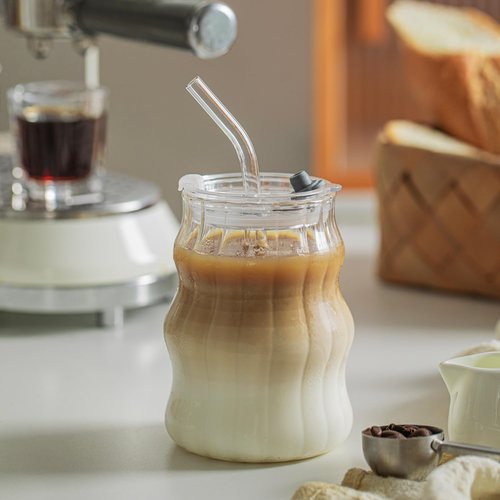 Ribbed Glass Cups with Lids and Straws – Unique Glasses for Iced Coffee, 18oz Vintage Design, Ideal Wavy Coffee Cups with Straws, Bubble Glass Aesthetic, Clear Ribbed Glasses