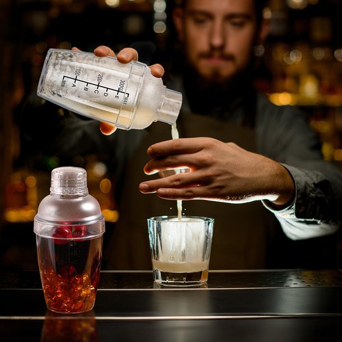 Lallisa 30 Pcs Plastic Cocktail Shaker Set Drink Mixer Clear Shaker Cup with Measurements Scales and Strainer Plastic Mixing Tool for Ice Tea Coffee Bar Bubble Milk Christmas Gift