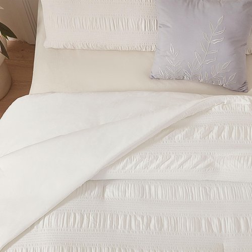 Catesgoo Queen Comforter Set Cream White, 3 Pieces Seersucker Bed Set, Soft & Warm Lightweight Bedding Comforter Sets for All Season, Bedding Sets with Comforter, 2 Pillowcases