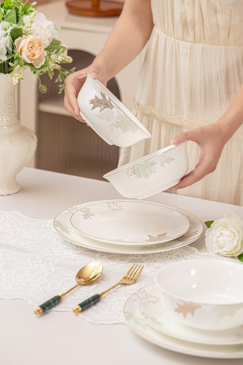 FHGNYSM Artistic Bone China Dinnerware Set with Gold Trim, Crafted with Traditional Chinese Artistry, Glazed Inner Patterns, Service for 4 – Maple Leaf Collection