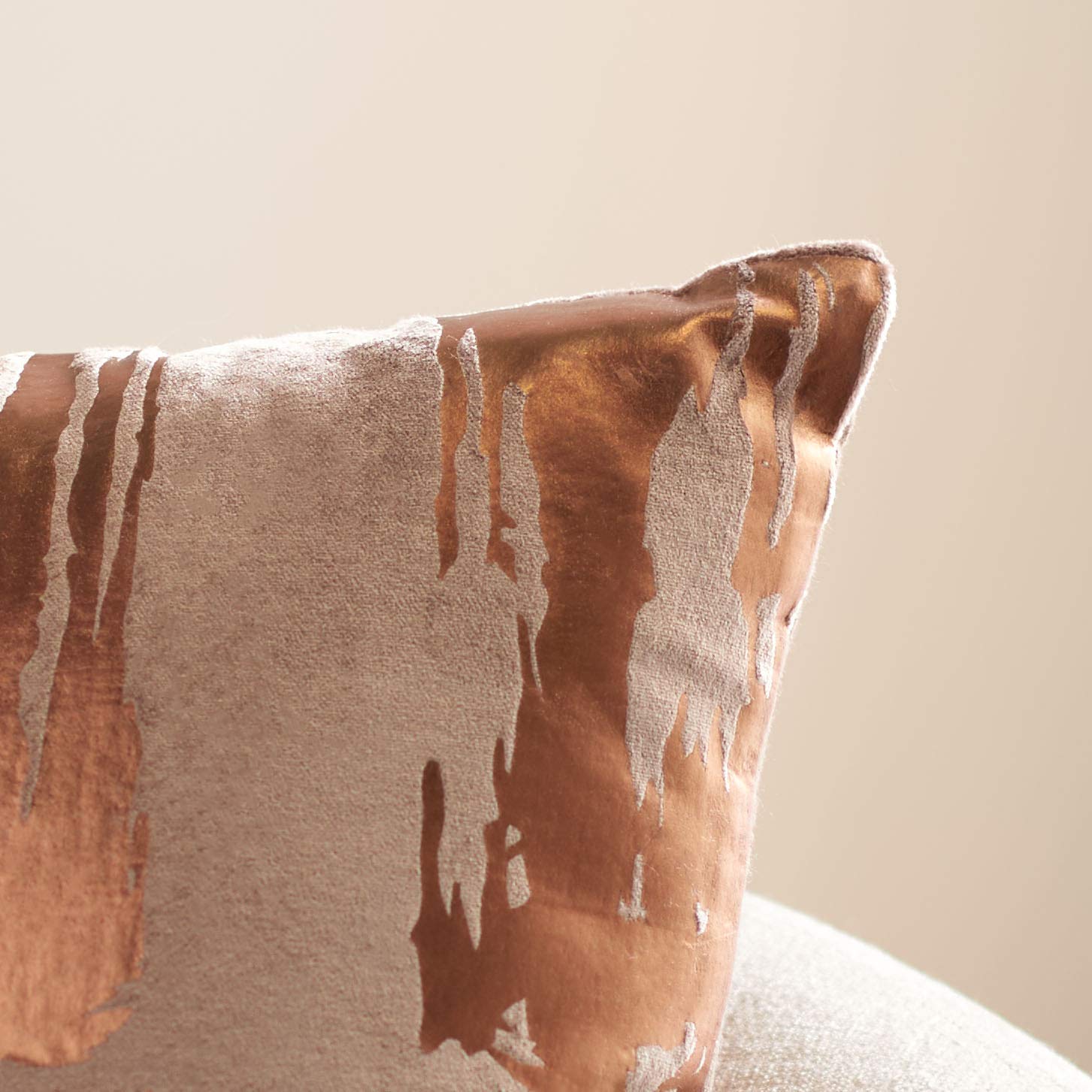 SAFAVIEH Home Collection Hannia Abstract Brown and Bronze Foil 18 x 18-inch Decorative Throw Pillow, 19"x19"