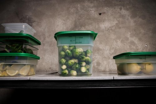 Cambro Food Storage Container with Lid (Microwave Safe and BPA-Free) - 2 Pack - Classic Series Square with Green Lid - 4 QT (Quart) - Commercial Grade for Food Prep (Translucent)
