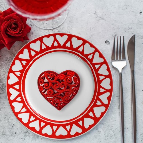 Jinei Set of 8 10 Inch Valentine's Day Ceramic Flat Plates Red White Heart Dining Serving Plates Round Dessert Salad Dish Set Gift for Valentine's Day Wedding Anniversary Party Decoration