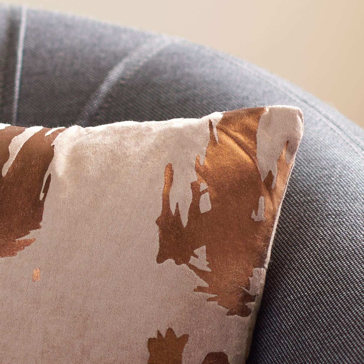 SAFAVIEH Home Collection Hannia Abstract Brown and Bronze Foil 18 x 18-inch Decorative Throw Pillow, 19"x19"