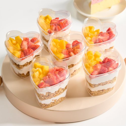 Qeirudu 50 Pack 5 oz Heart Shaped Dessert Cups with Lids and Spoons, Mini Plastic Parfait Cups Valentine's Day Shooter Cups for Appetizer Mousse Pudding