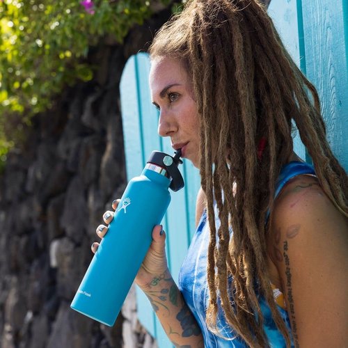 HYDRO FLASK - Water Bottle 621 ml (21 oz) with Flex Straw Cap - Vacuum Insulated Stainless Steel Reusable Water Bottle - Leakproof Lid - Hot and Cold Drinks - Standard Mouth - BPA-Free - Black