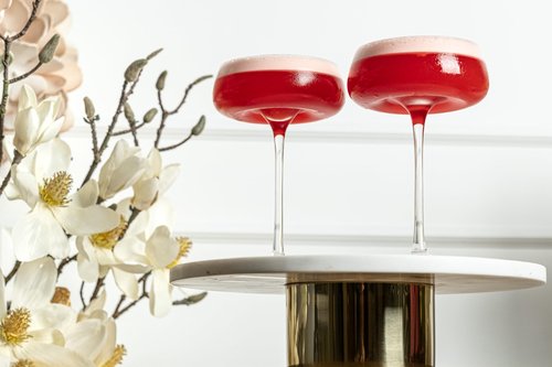 GLASSIQUE CADEAU Crystal Cocktail and Champagne Coupette Glasses | Set of 4 | 9 oz Elegant Long Stemmed Coupe Glassware for Gimlet, Espresso Martini, Daiquiri, Cosmopolitan | Fancy Round Saucers