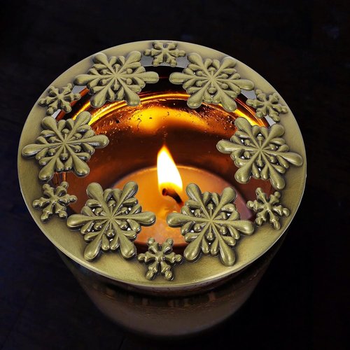 Healeved Christmas Candle Topper - Golden Metal Snowflake Shade for Even Burning | Holiday Decor