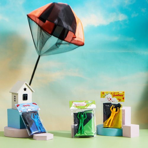JOYIN 28 Pack Valentine's Day Parachute Toy with Cards, Army Soldiers Guys, No Battery Throwing Hand Toy for Kids Party Favor, Valentine’s Greeting Cards for Boys Girls