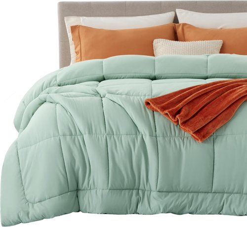 Bedsure Comforter Duvet Insert - All-Season King Size Quilted Bedding, GentleSoft Down Alternative, Sage Green 90 x 102 Inches