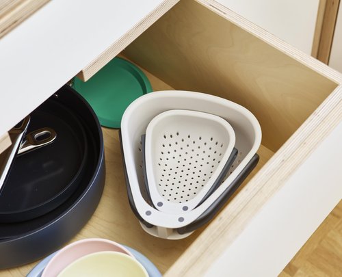 Joseph Joseph Droplet Compact Colander with Folding Handles, Space-Saving Design, Easy-Pour Corners, for Draining Vegetables, Pasta, Fruits