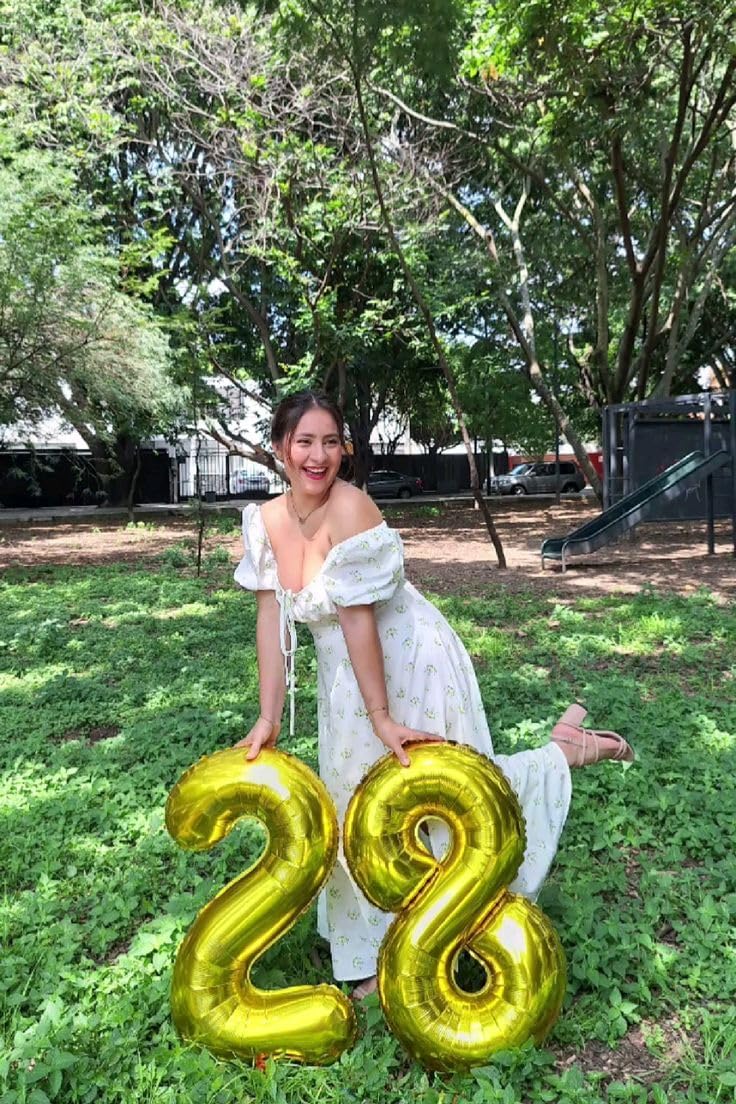 Number 40 Balloon - 40 Inch Gold Foil Decoration for 40th Birthday & Engagement Celebrations