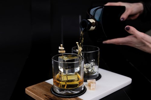 La Rochere Napoleon Bee Whiskey Glasses Set of 4 — Elegant Glassware for Any Occasion – Bee Embossed Whiskey Tumbler Set (11 oz)