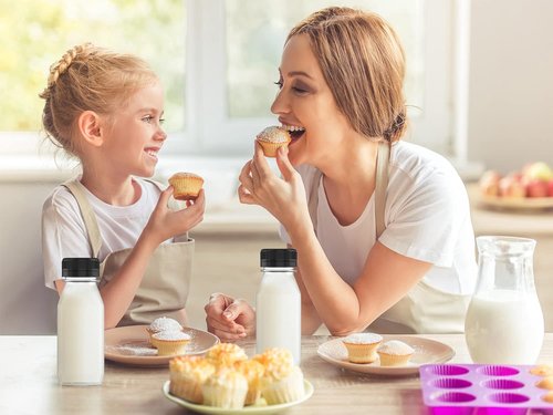 Hulless 3 Pcs 16 Ounce Plastic Juice Bottle Drink Containers Juicing Bottles with Black Lids, Suitable for Juice, Smoothies, Milk and Homemade Beverages