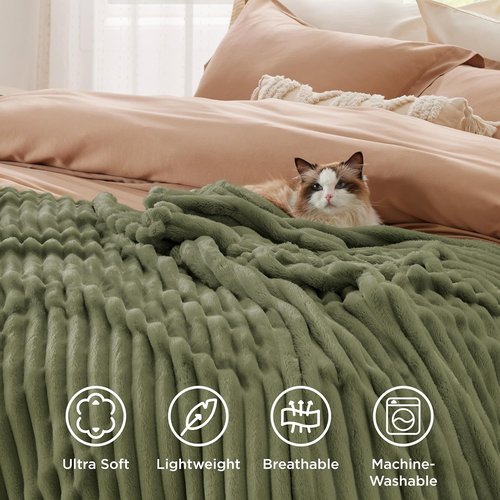 Bedsure GentleSoft Twin XL Blanket - Cozy Fleece Throw for Women | Cute Moss Color, 66x90 Inches