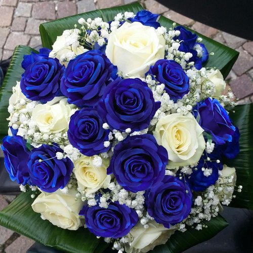 Lcuasc 50pcs Artificial Roses Flowers in Bulk,Realistic Silk Fake Rose with Long Stem for Wedding Centerpieces Bouquet Party Floral Arrangement Home Decoration(Royal Blue)