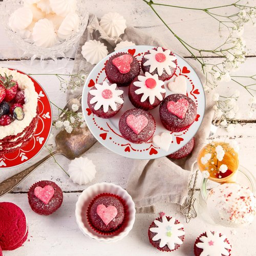 Jinei Set of 8 10 Inch Valentine's Day Ceramic Flat Plates Red White Heart Dining Serving Plates Round Dessert Salad Dish Set Gift for Valentine's Day Wedding Anniversary Party Decoration