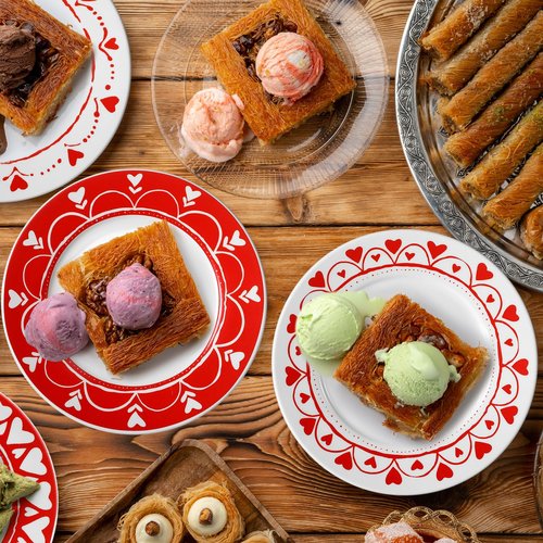 Jinei Set of 8 10 Inch Valentine's Day Ceramic Flat Plates Red White Heart Dining Serving Plates Round Dessert Salad Dish Set Gift for Valentine's Day Wedding Anniversary Party Decoration