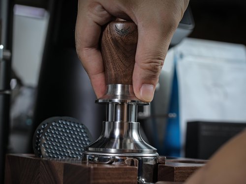 KNODOS 54mm Espresso Tamper For Breville Machines Calibrated Tamper Tool Espresso Walnut, Auto-Leveling and 30lb Spring Loaded Design Coffee Tamper With Stainless Steel 53.35mm Ripple Base