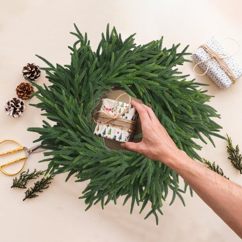 Realistic Thick and Lush Christmas Garland for Mantle Christmas Decorations Indoor 6FT Real Touch Artificial Pine Garlands for Stairs Railing Outdoor Fireplace Table Xmas Holiday Decor Winter Greenery