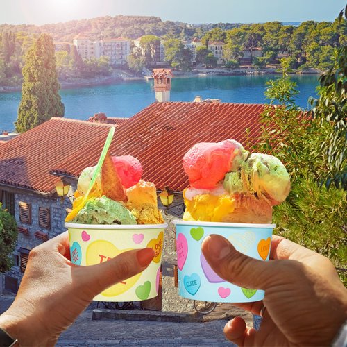 HOWAF 24pcs Valentine's Day Conversation Hearts Party Supplies Ice Cream Bowls,Candy Heart Disposable Treat Snack Cups for Sundae Hot or Cold Food Paper Party Cup 8 oz Paper Dessert Bowls