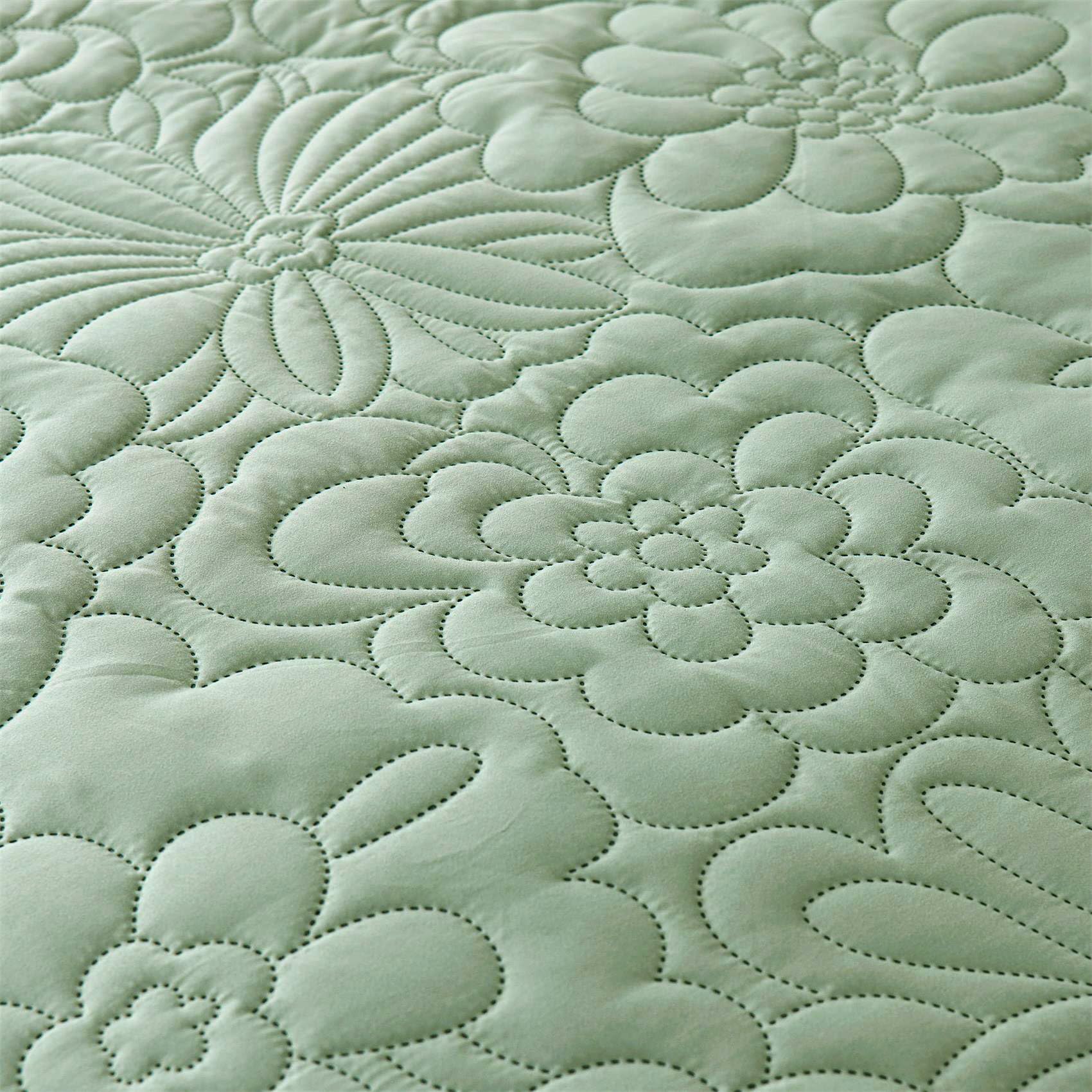 Cmfshape Oversized King Quilt Set Bedspread 128x120-Sage Green California King Quilts 3 PCS-Lightweight Quilted Bedding Extra Large-Floral Coverlet for All Season