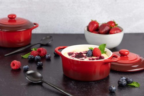 Kook Mini Cocotte Set - 12 oz Individual Casserole Dishes with Lids & Handles | Oven & Microwave Safe, Crimson Ombre, Set of 4