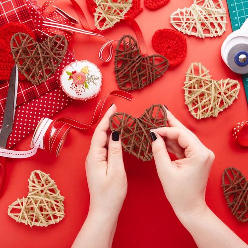 Vercraft 24 Pcs Neutral Valentine's Day Heart Rattan Ornaments 2.75 Inch Valentine Wicker Rattan Heart DIY Farmhouse Vase Bowl Fillers for Valentines Wedding Xmas Tree Ornament Baby Shower Party Decor