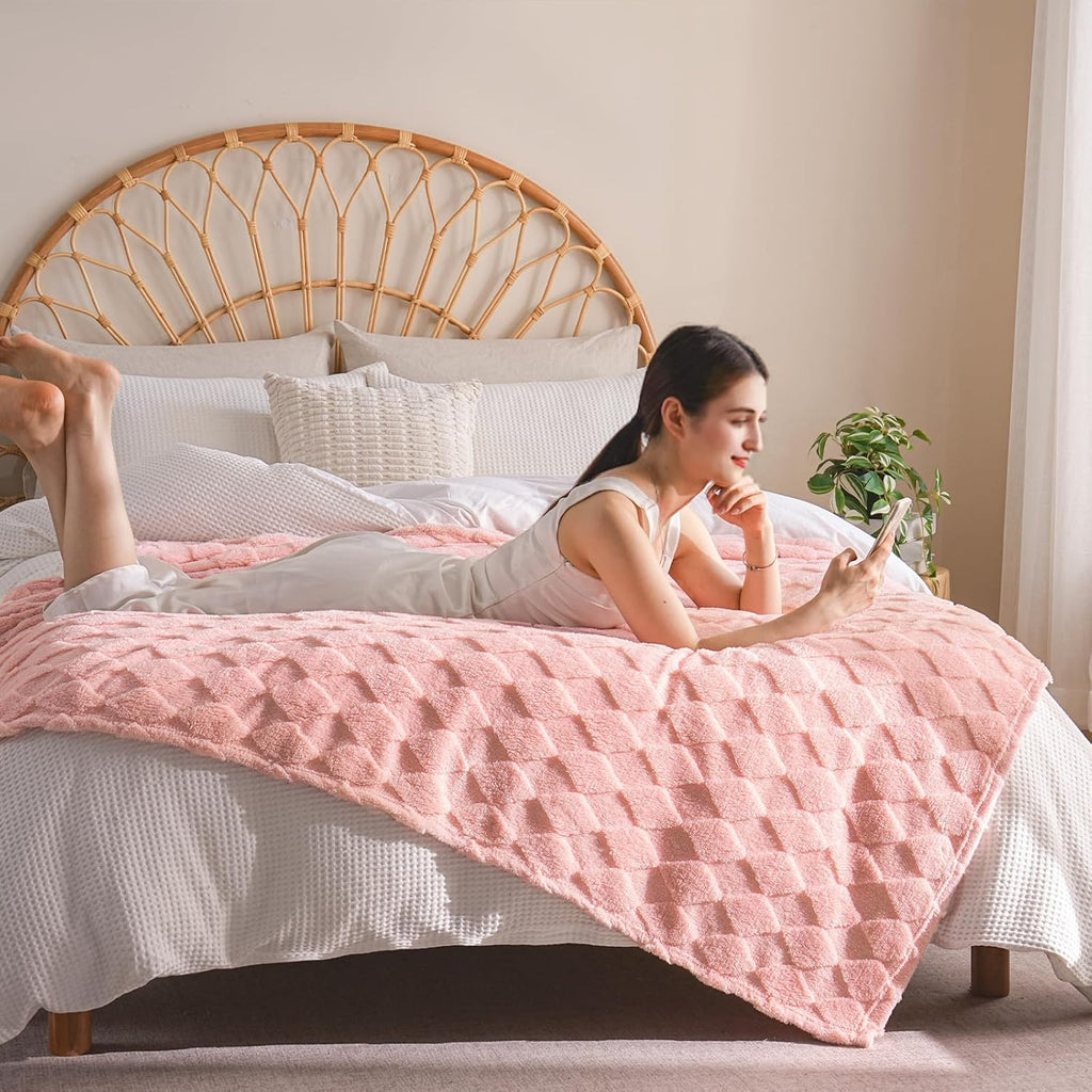 Skiennix Pink Throw Blanket - Lightweight Plush Fleece for Couch & Sofa | 50x60 Inches, Cozy Diamond Checkered Design