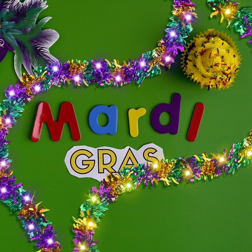 Boao 12 Pcs/78 ft Mardi Gras Decoration Tinsel Garland with LED Light 6.5 ft Each Mardi Gras Metallic Streamers Battery Operated Lighted Hanging Decor for Carnival Party Supply(Battery Not Include)