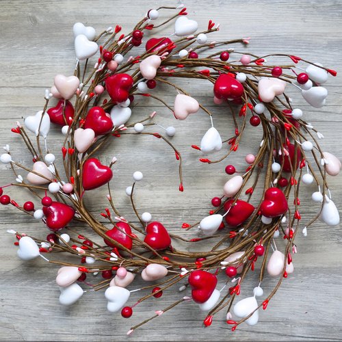 Winlyn 5.2 Ft Valentine's Day Garland with Heart and Berry Red Pink White Artificial Heart Berry Spring Garland for Valentine Party Holiday Wedding Fireplace Mantel Front Door Table Décor