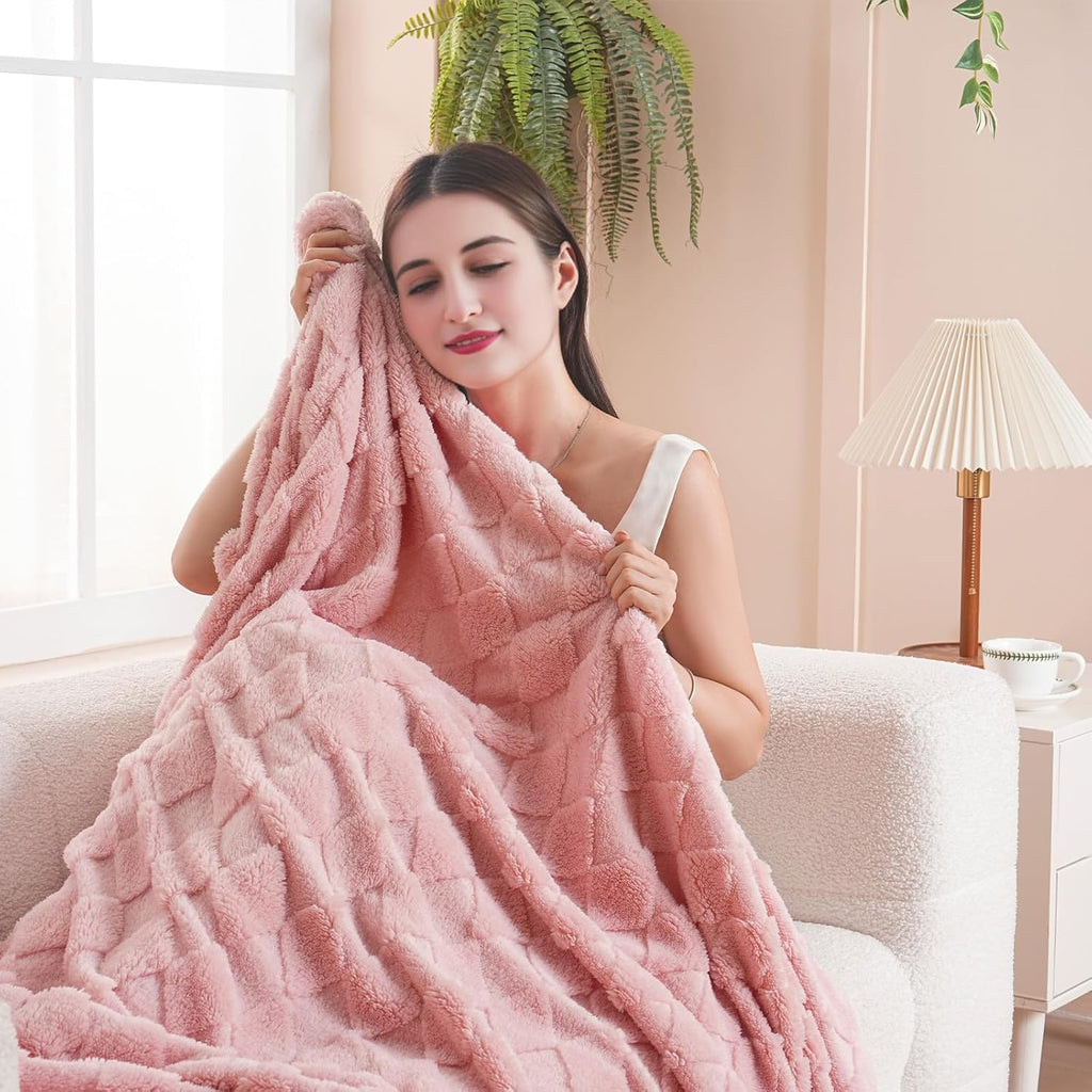 Skiennix Pink Throw Blanket - Lightweight Plush Fleece for Couch & Sofa | 50x60 Inches, Cozy Diamond Checkered Design