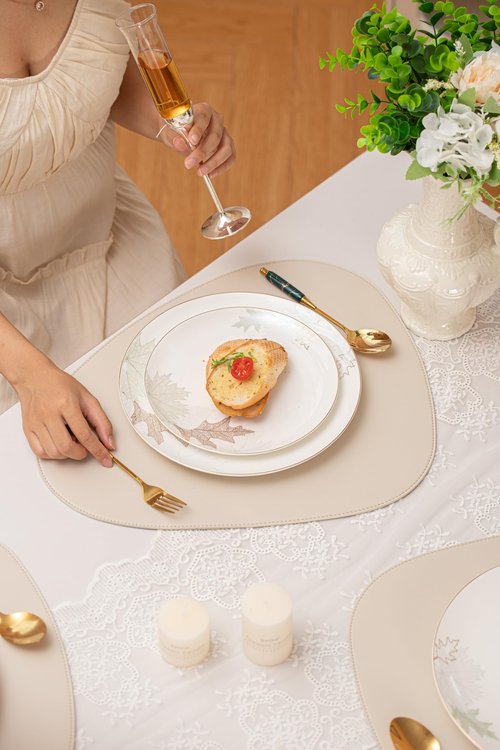 FHGNYSM Artistic Bone China Dinnerware Set with Gold Trim, Crafted with Traditional Chinese Artistry, Glazed Inner Patterns, Service for 4 – Maple Leaf Collection