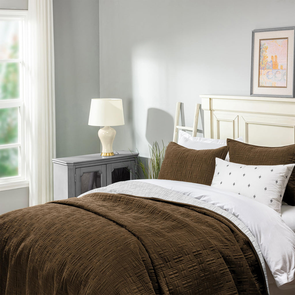 Elegant Life Blue Label Collection Lightweight Microfiber Embroidery Bedding 3 Piece Quilt Set with 1 Quilt and 2 Pillow Shams, Queen Size Quilt 90’’ x 92’’/1+Shams 20” x 26”/2, Autumn Brown Color