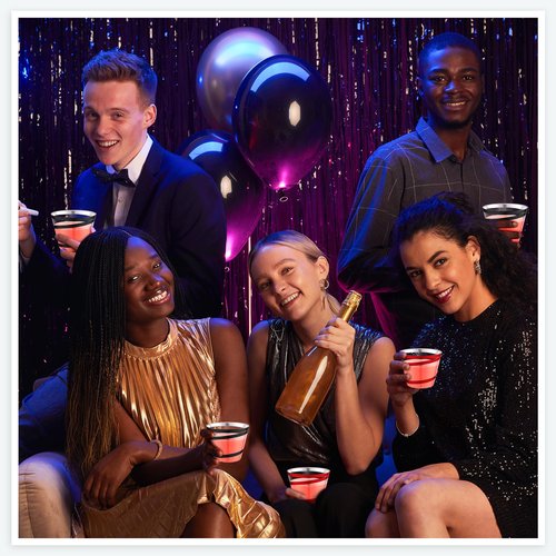 Gejoy 9 oz Rimmed Swirl Plastic Cups Disposable Wine Drinking Cups Clear Elegant Easter St Patrick Tumblers for Wedding Party Supplies(100 Pcs,Red, Black)