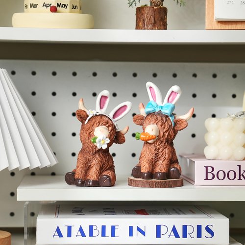 LEAESMHR Easter Highland Cow Decor, 2Pcs Resin Highland Cow Figurines with Bunny Ears, Carrot, Flowers, Festive Decor for Easter, Spring Table Centerpiece for Mantle Shelf